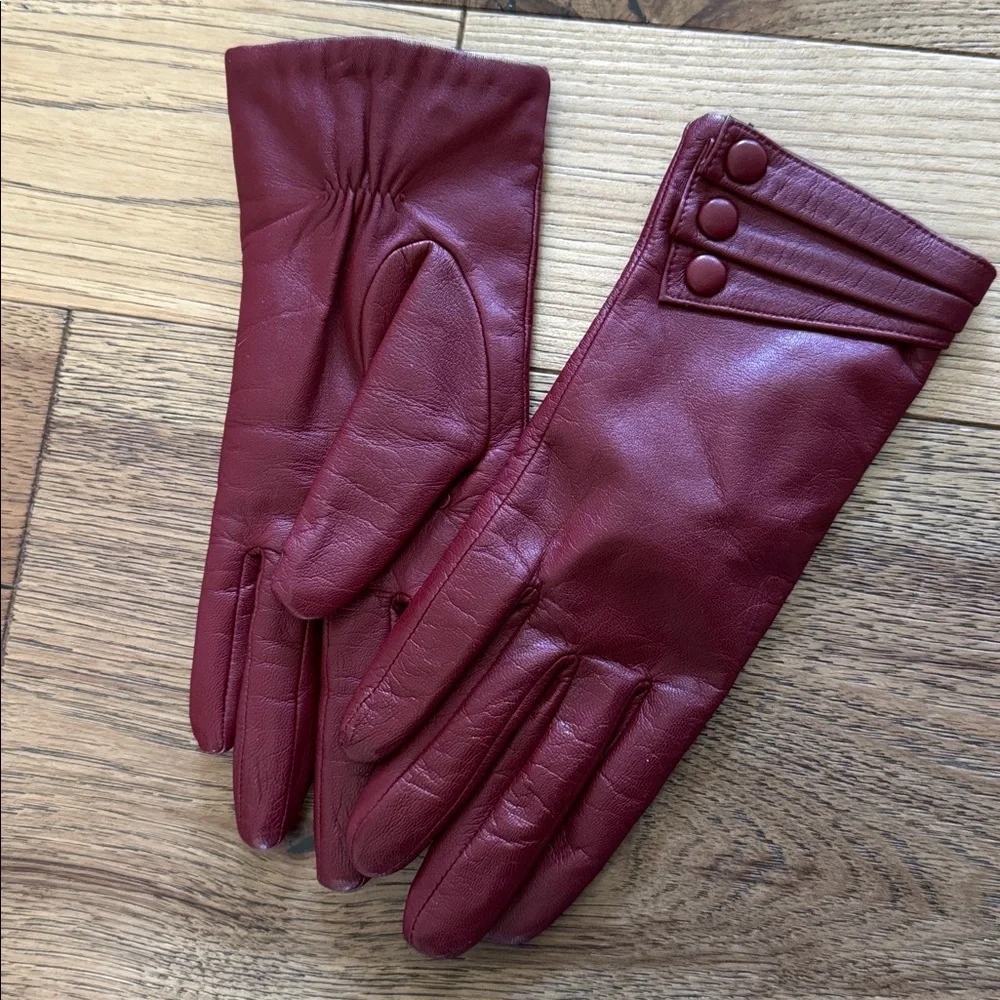 😊Women's Leather Dress Gloves in Deep Red detailed with covered buttons.